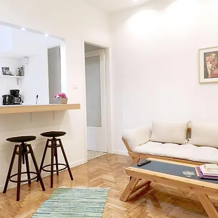 Pangrati Cute Apt, 15 Mins From Metro Apartment *